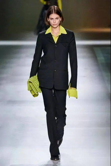 流行色|秋冬流行色新鲜出炉！秋季8大外套流行趋势/ 现在可以穿的2020秋冬连衣裙 /2020/2021秋冬最时尚的裤子指南！