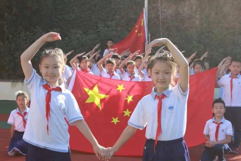 青岛全市中小学校同升国旗同唱国歌祝福伟大祖国