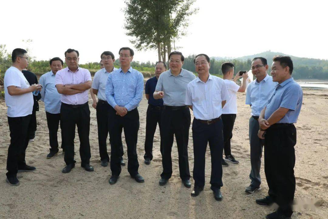 在双堠水库规划选址现场,马承新听取了有关负责同志汇