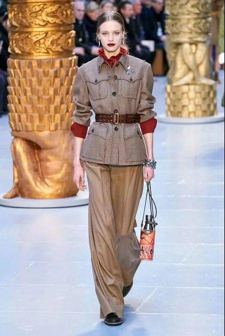 流行色|秋冬流行色新鲜出炉！秋季8大外套流行趋势/ 现在可以穿的2020秋冬连衣裙 /2020/2021秋冬最时尚的裤子指南！