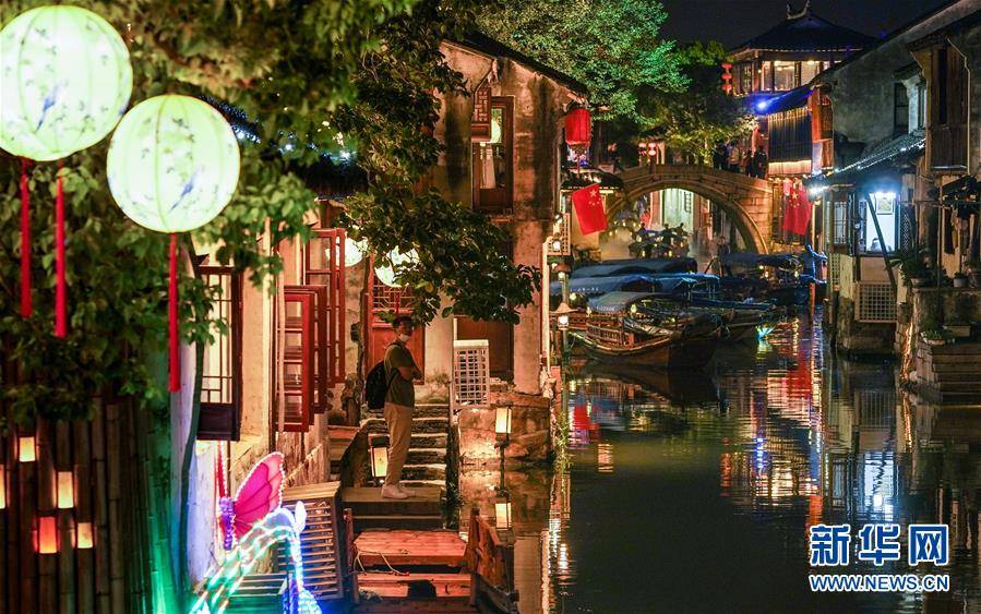 桨声灯影夜周庄