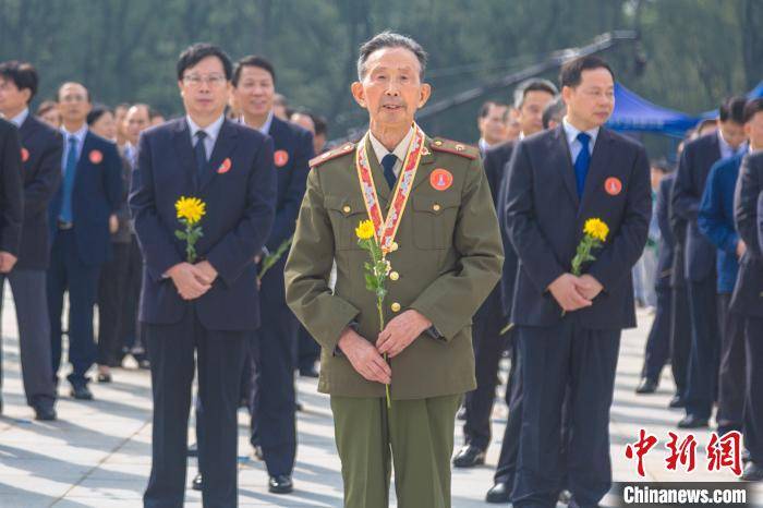 江西举行烈士纪念日向英雄烈士敬献花篮仪式