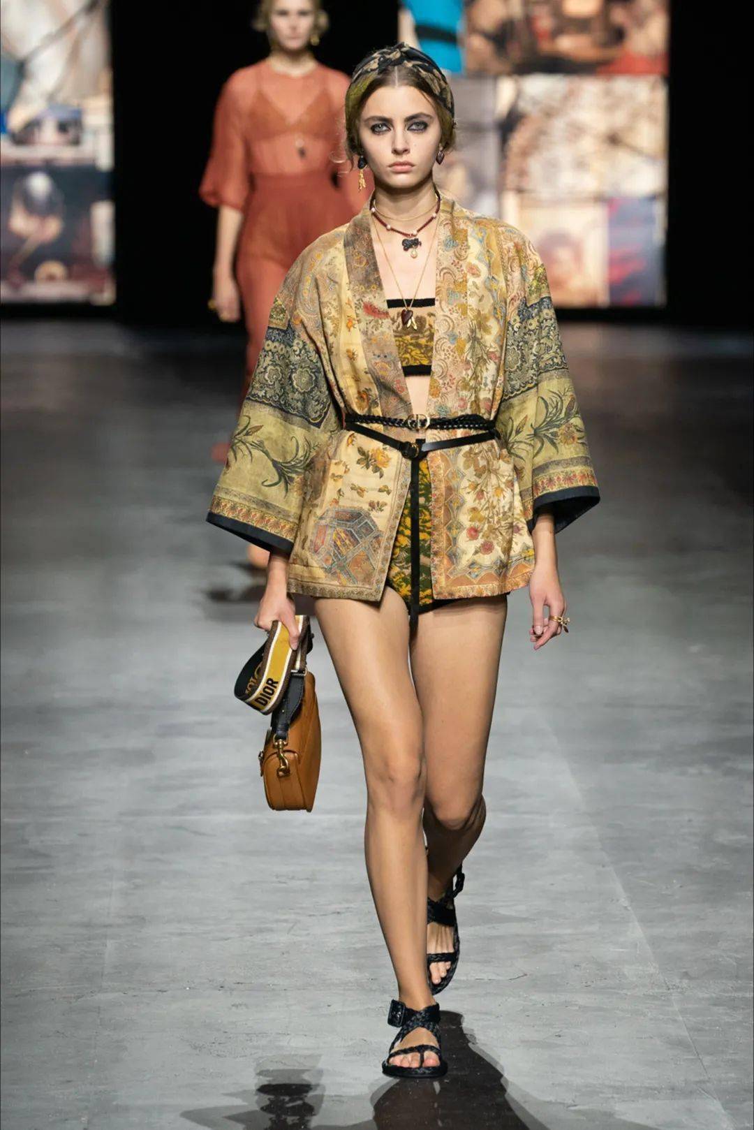 Lucia|让孟美岐、杨采钰都种草的美裙子 据说穿上它才更像“文化人”？