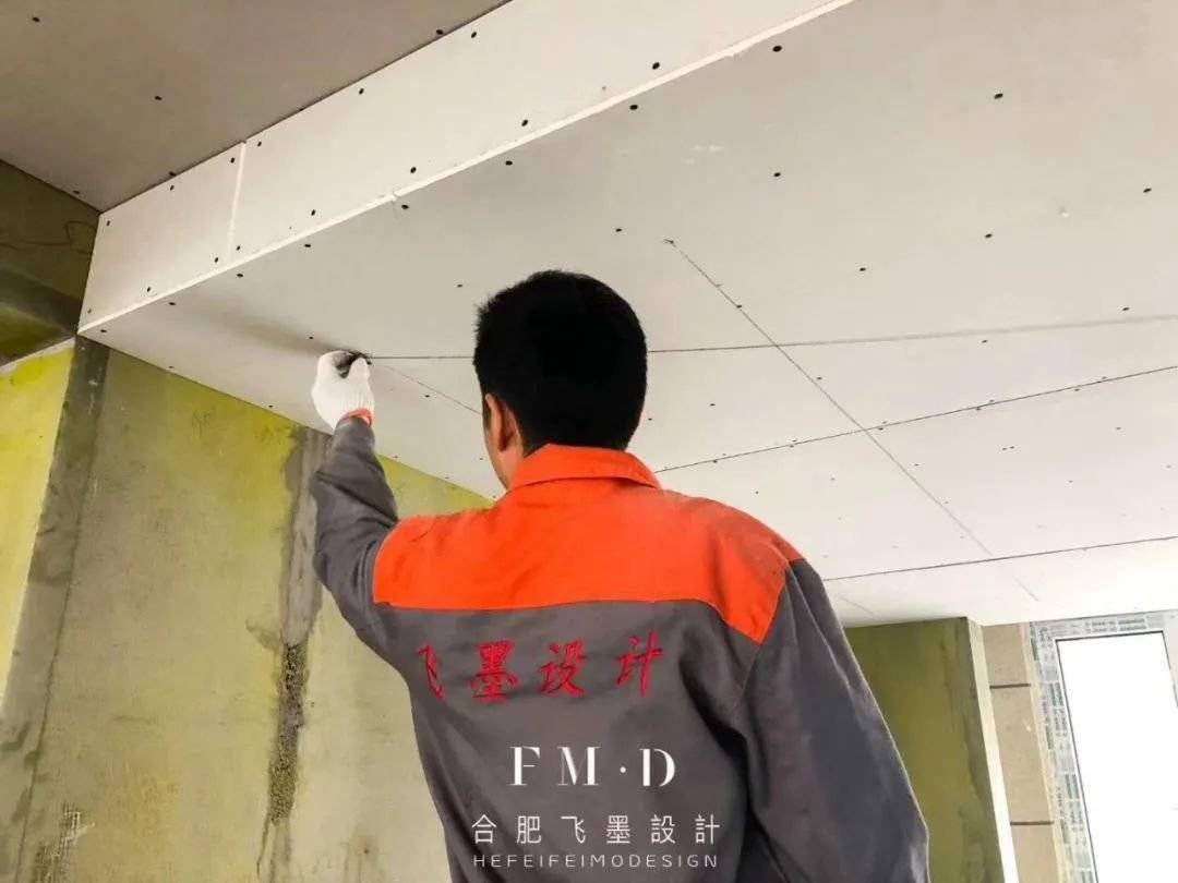 也就是说,在此吊顶施工之前,水电改造,修补槽孔,新风等电器的安装需要