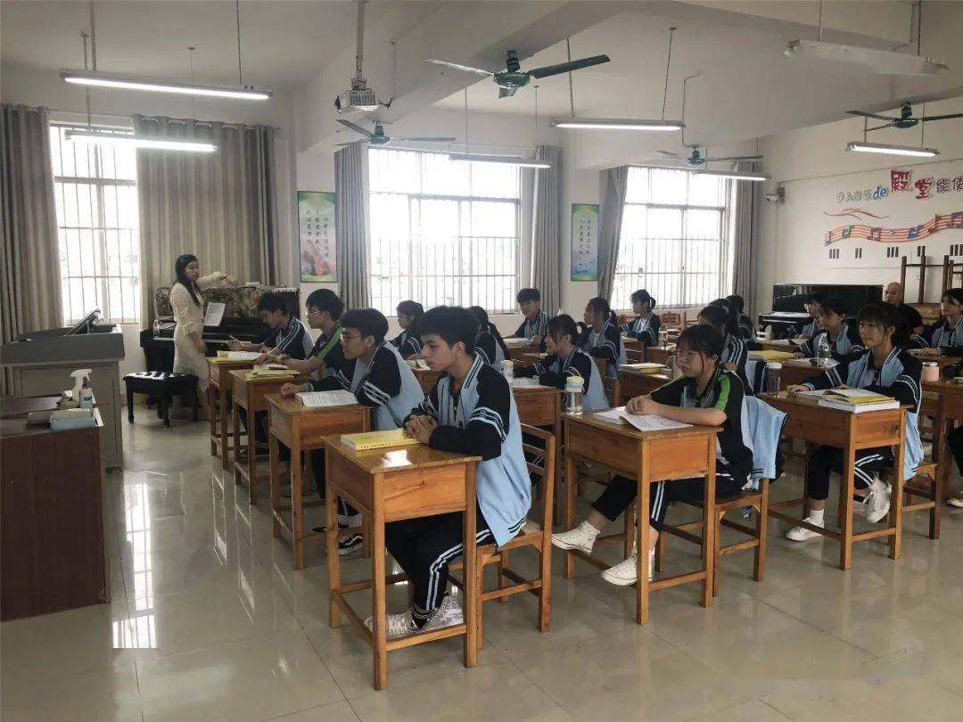 振奋隆安县第三中学高三艺体高考术科备考中