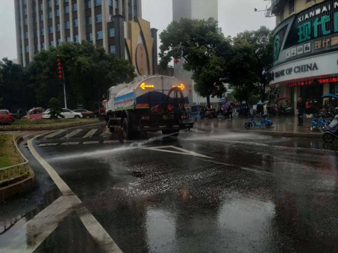 高安下雨天,洒水车还在路上洒水?真相来了!_手机搜狐网