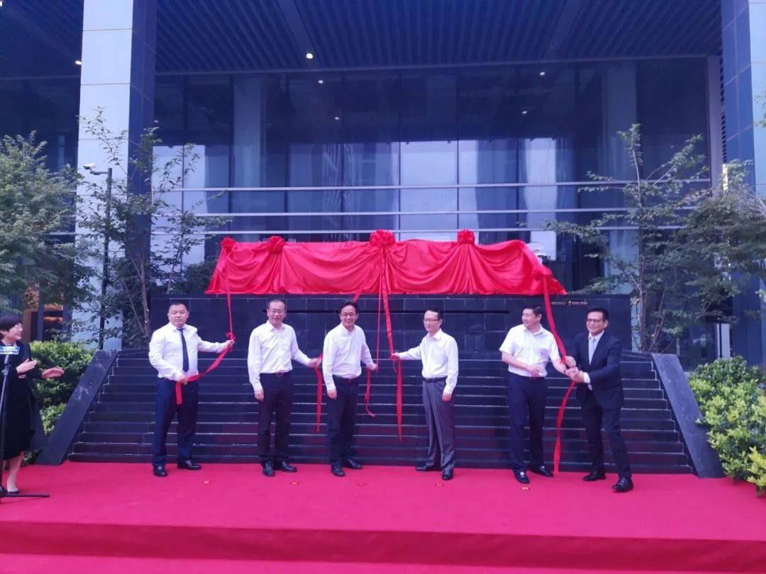 张维仁应邀出席世界侨商大厦揭牌仪式
