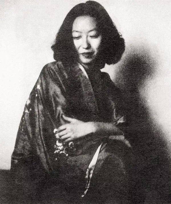 左:张爱玲自画像; 右:张爱玲和李香兰合影 她的时尚观,如今依然被无