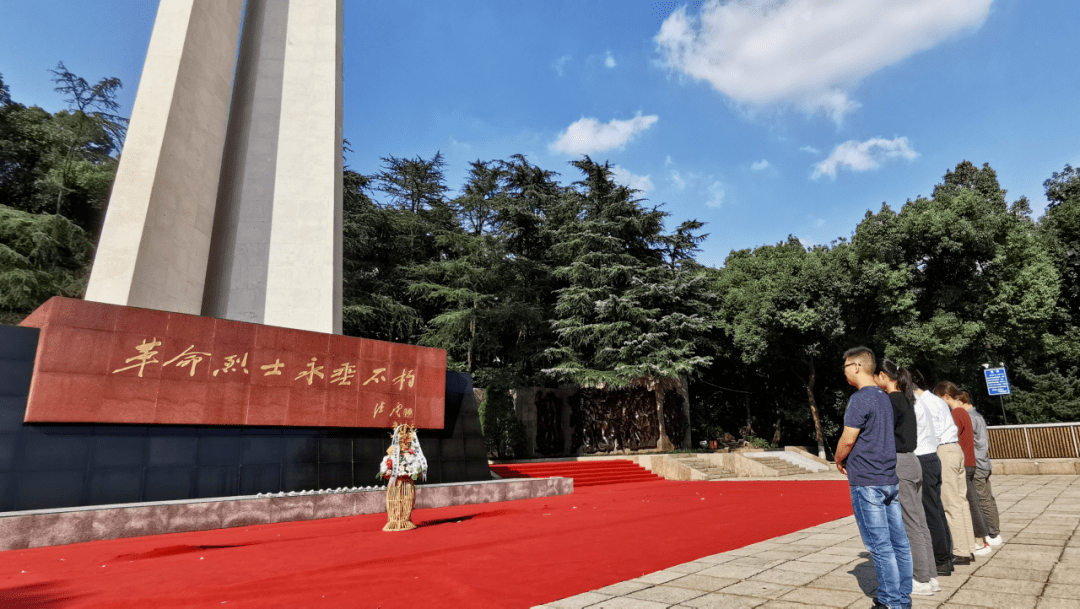 浙江革命烈士纪念碑巍然耸立,苍松翠柏环绕,分外庄严肃穆.