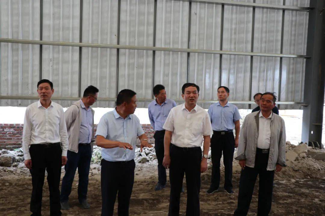 镇党委书记杨朝友率安监,建管等部门负责人开展"双节"安全生产大检查