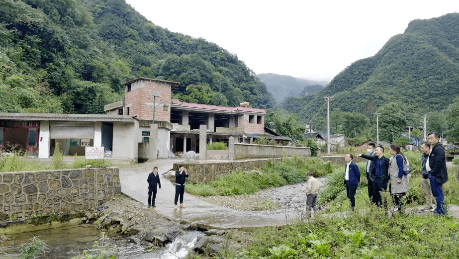 钟惠彪一行首先到竹坪村村委会参加座谈会,与竹坪村