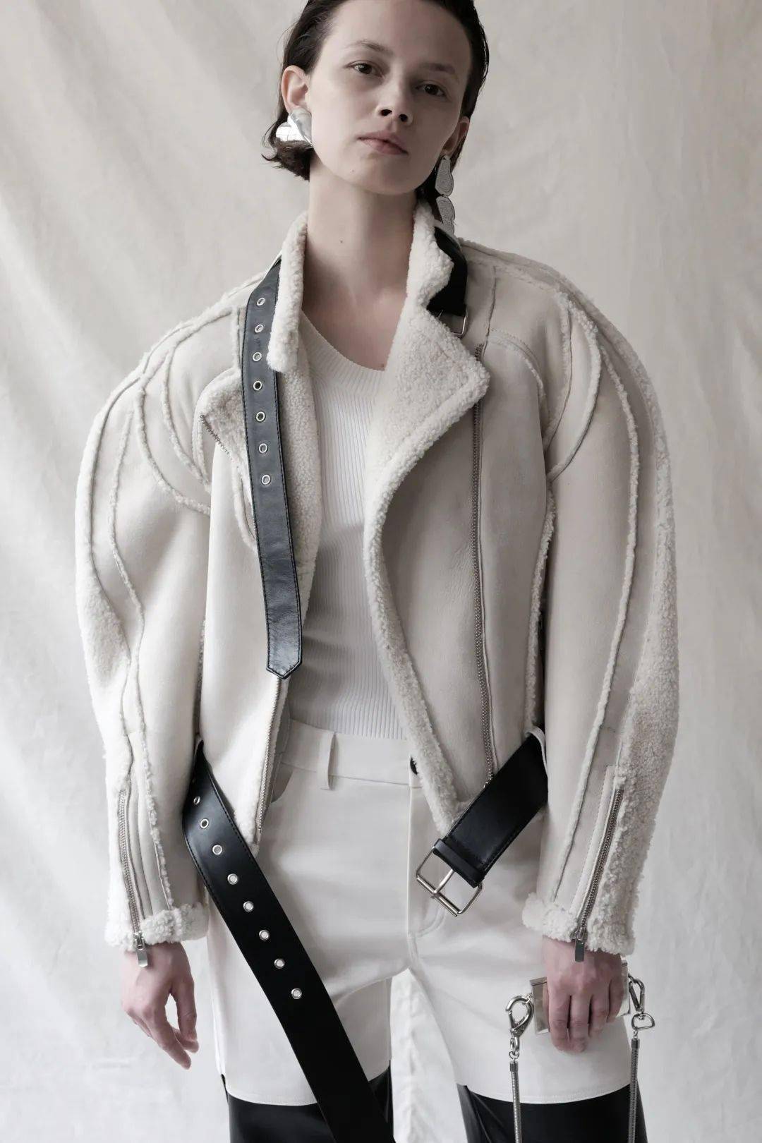 叛逆|他从Celine离职后,创立品牌短短一年火速爆红!新生代叛逆少年的禁欲系极简风~