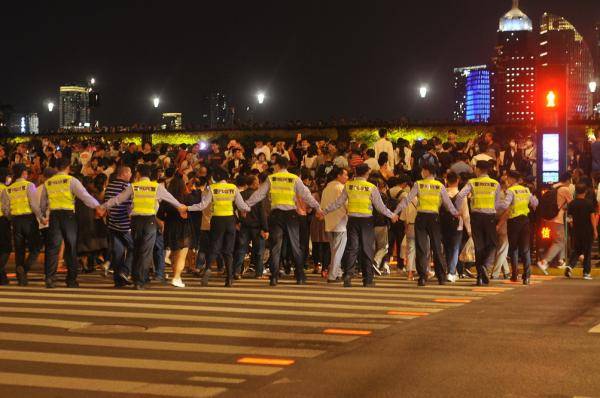 上海外滩:武警官兵组成人墙引导游客