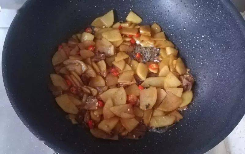 土豆|虽然简单，但下饭下酒都是杠杠的！五花肉炒土豆片