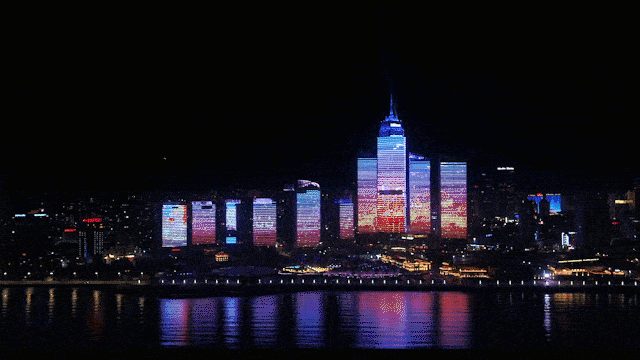 当你穿梭在亭台楼阁之中 近距离接触这里的一草一木,一砖一瓦 云卷云