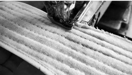 布鞋|老布鞋彻底火了!30年老匠人,20个日夜,130余道非遗工序打造,中药纳底,穿上别提多舒服!