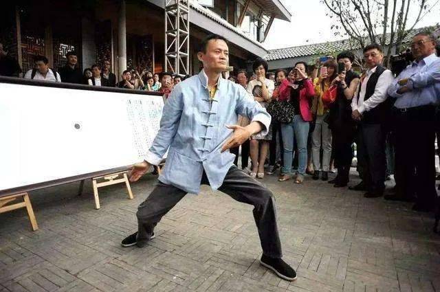 布鞋|老布鞋彻底火了!30年老匠人,20个日夜,130余道非遗工序打造,中药纳底,穿上别提多舒服!