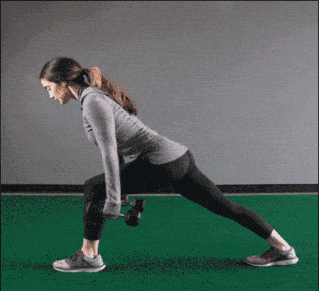 动作2,深蹲哑铃推举蹲 20个