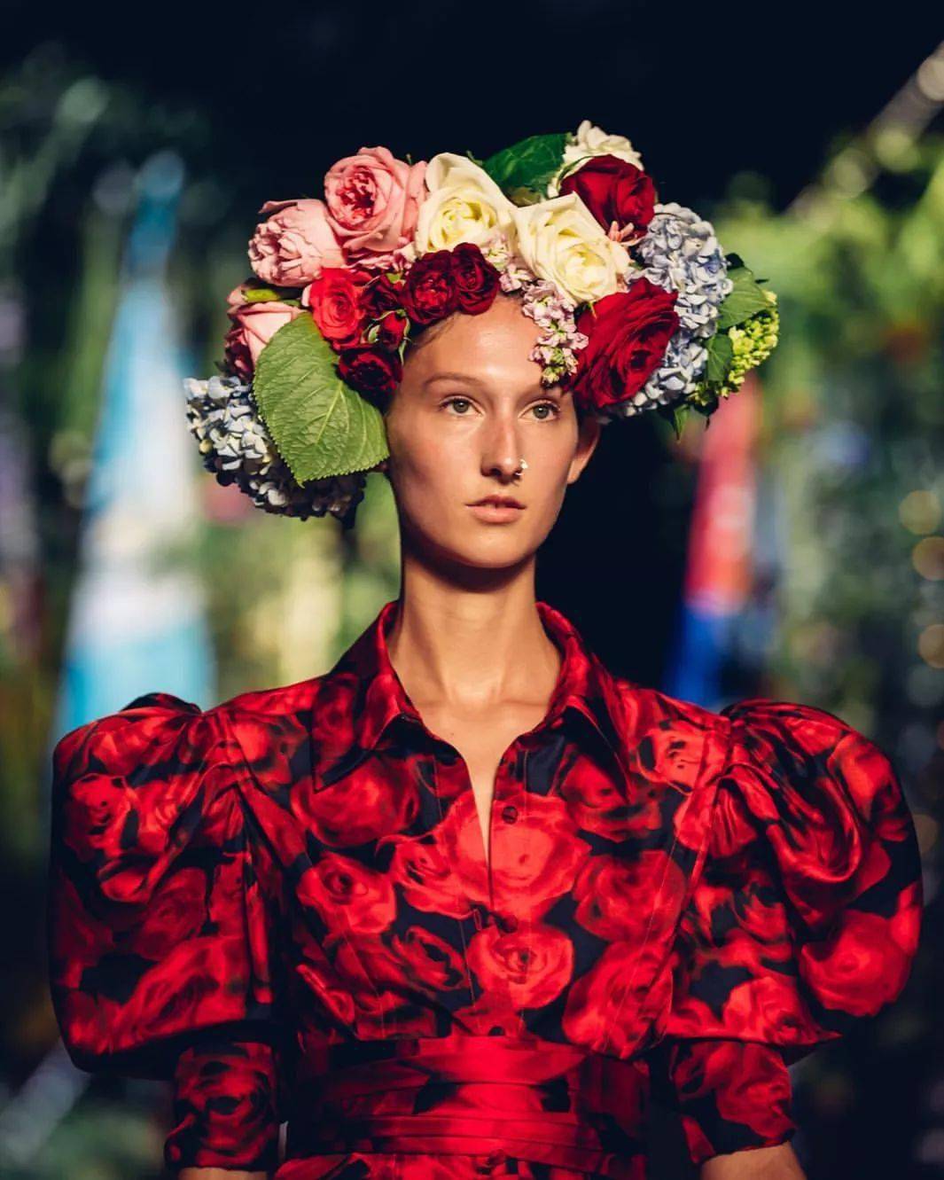 Gurung|犹如花卉田园诗的超美礼服设计，来自尼泊尔的＂名媛杀手＂设计师，美国第一夫人都爱他！