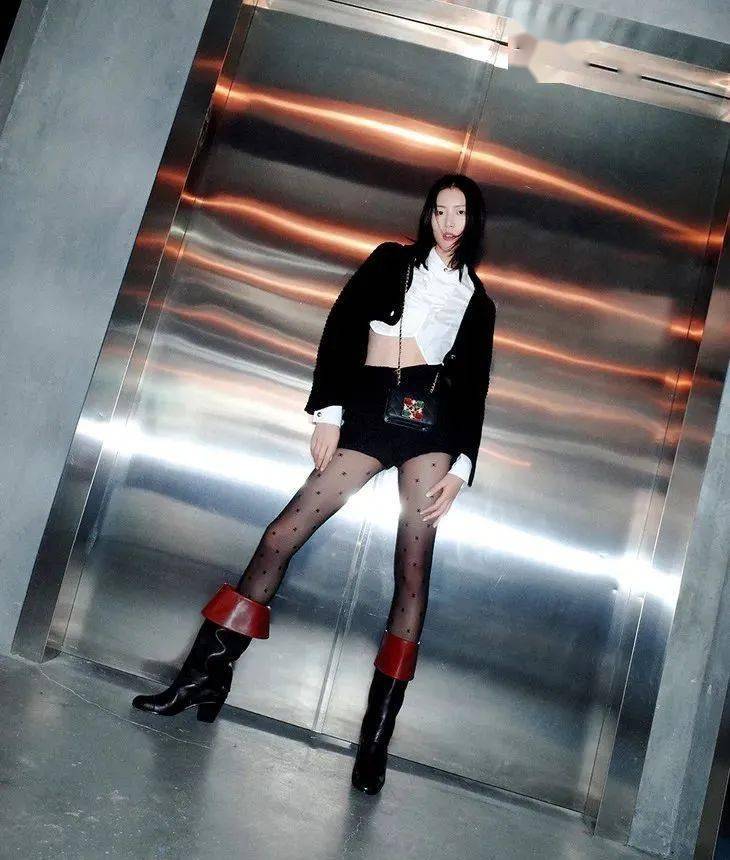 西服|被腿更长的她“抢”了代言,小S心服口服