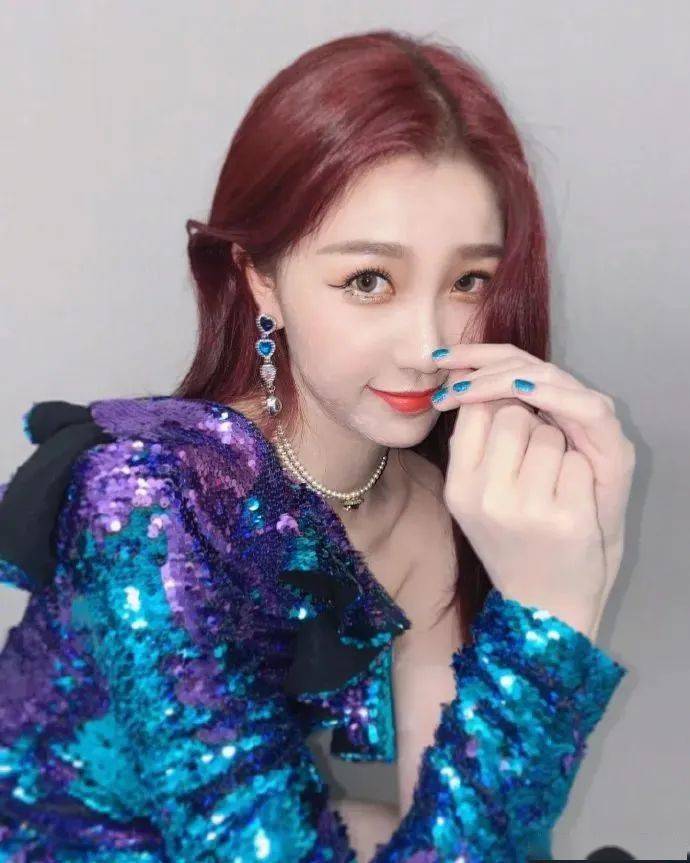 眼影|虞书欣眼影下至妆有点意思,化完有点女团那味儿了!