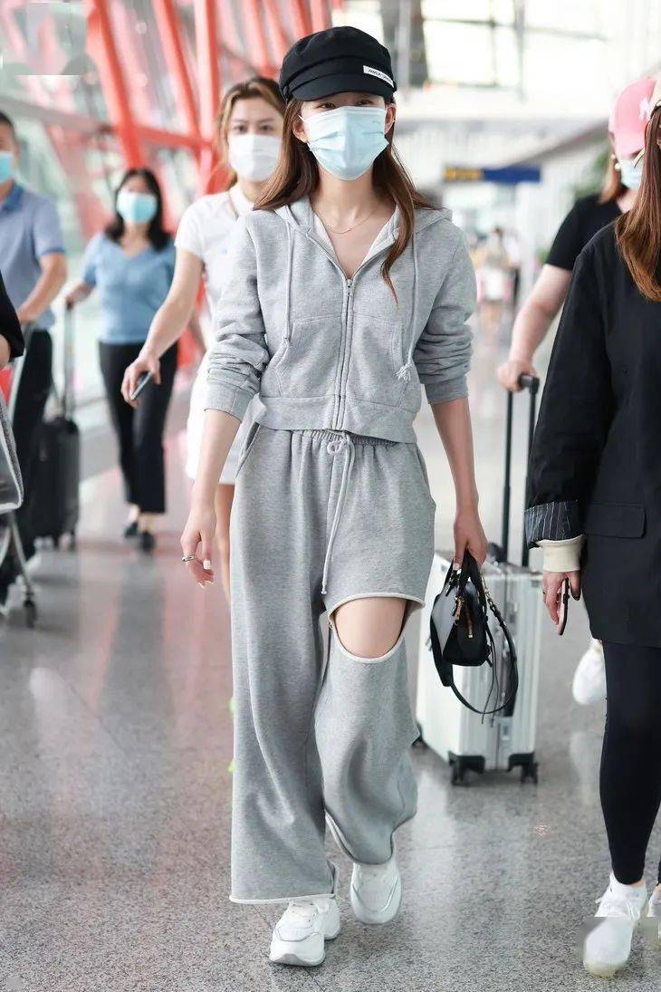 西服|被腿更长的她“抢”了代言,小S心服口服