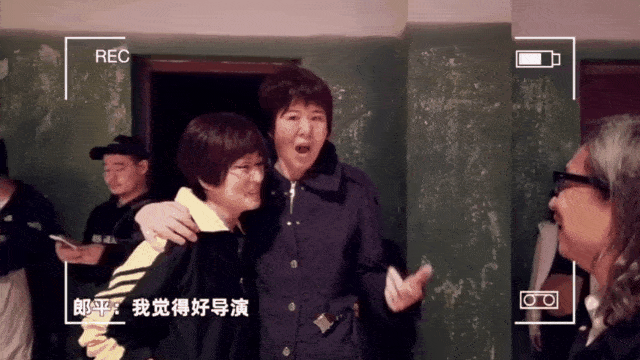 网友|郎平搂着巩俐，说了这俩字