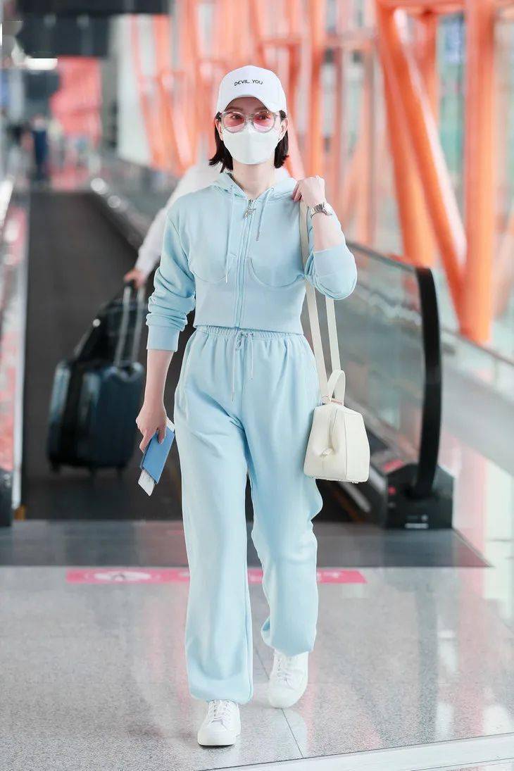 西服|被腿更长的她“抢”了代言,小S心服口服