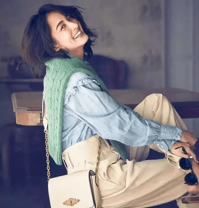 颜色|40+女性如何远离“大妈感”,早秋极简风穿搭,优雅又有女人味