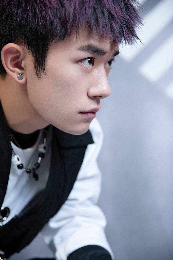 娱乐|易烊千玺完美驾驭紫色挑染短发 一身黑白服装帅气满分