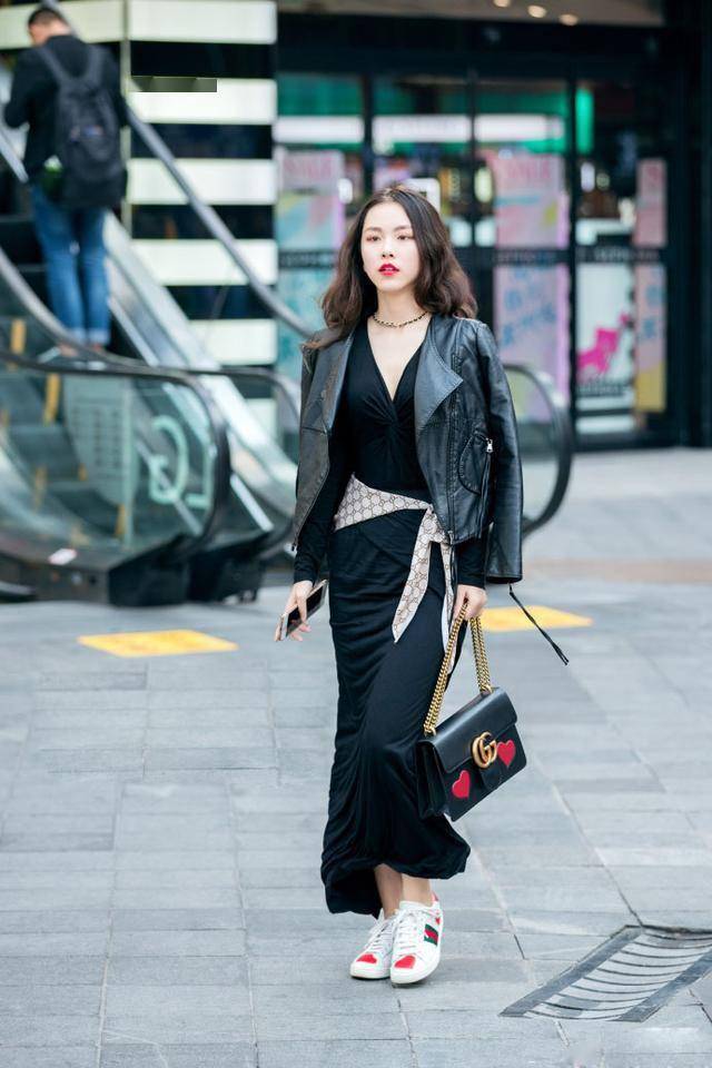 配饰|街拍广州地铁站好气质美女，一双美腿秒杀关晓彤