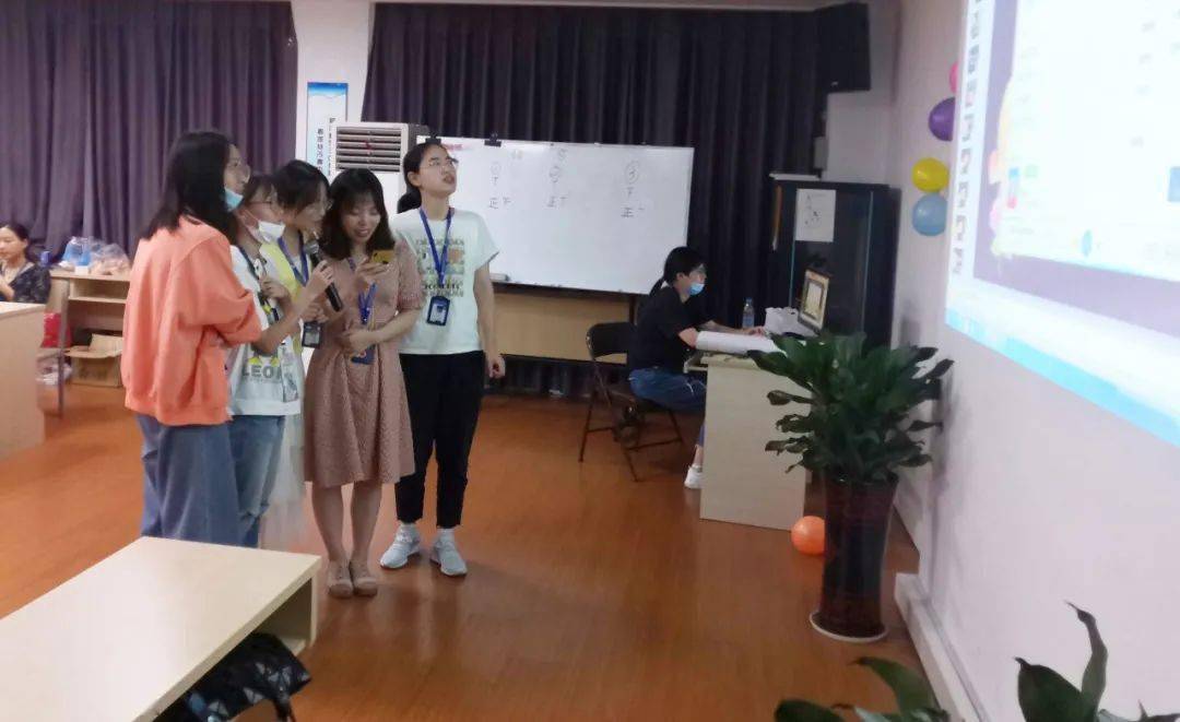 一个人肢体动作猜成语_一个人的图片孤独图片