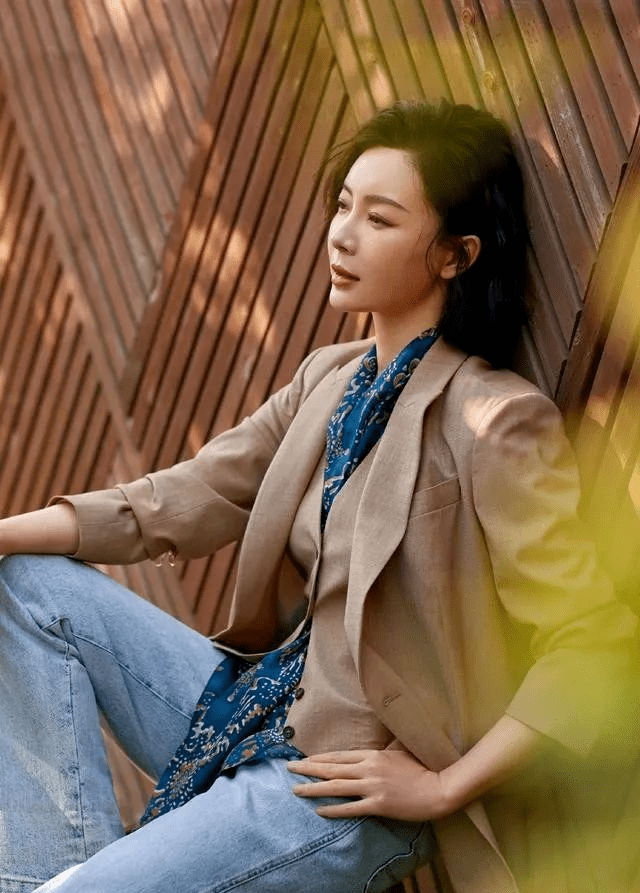 颜色|40+女性如何远离“大妈感”,早秋极简风穿搭,优雅又有女人味