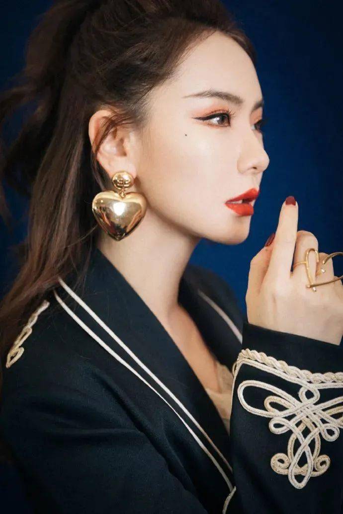 颜色|《心动的信号》戚薇聊心动，我却想聊她的妆容！