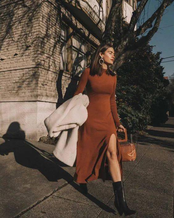 什么|穿衣搭配：外套里面穿什么？这3款基础内搭让你时髦整个秋天！