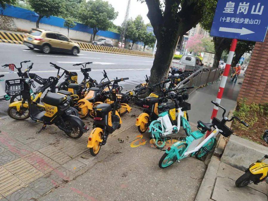 躺大街睡大觉韶城多辆共享电动车成拦路虎