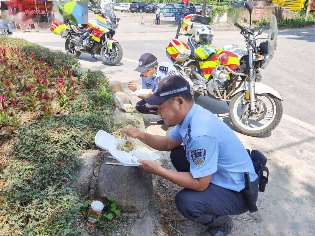 "曝光"警察蜀黍蹲路边吃饭,徒手推车,还"收"群众布偶!