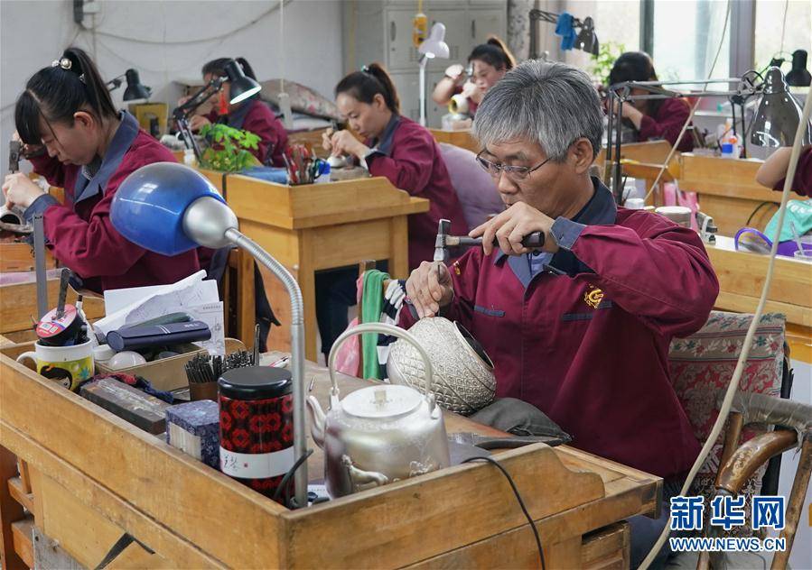 近年来,河北省遵化市马兰峪镇积极推动传统制银技艺走规模化生产经营