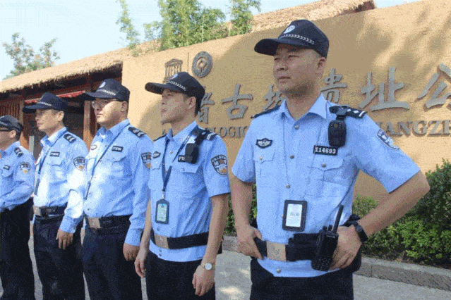 他的每一个指挥,每一个转体,无不承载着对岗位的坚守与承诺;一个敬礼