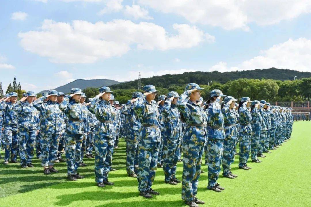 先来看看学长学姐们的军训精彩瞬间不急壮哉,我中国少年,与国无疆美哉