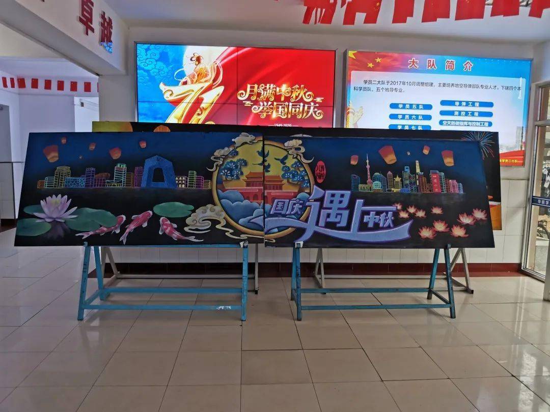 机关楼门口悬挂着横幅,宿舍楼外五星红旗随风飘扬,楼内走廊内也挂满