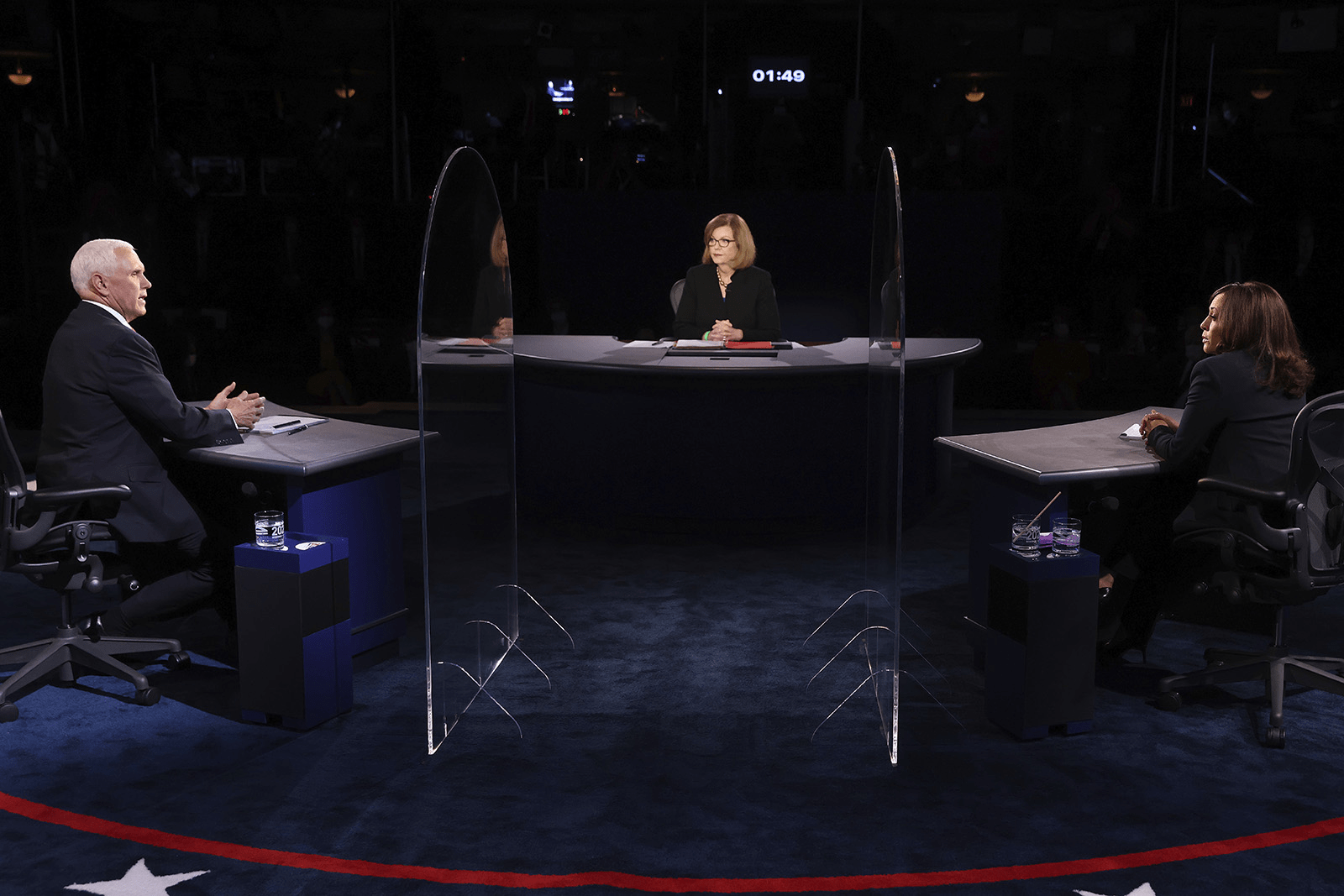 美国副总统候选人隔3.6米辩论：不戴口罩 中间竖巨大玻璃板