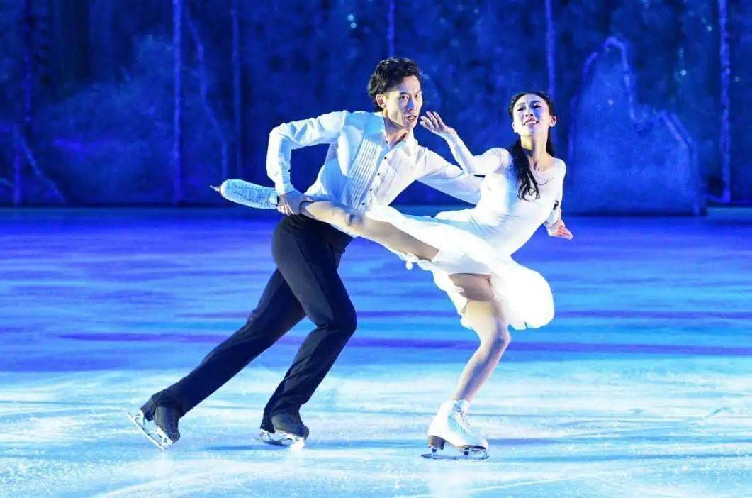 世界冠军在西安奥体中心演绎"冰上芭蕾"