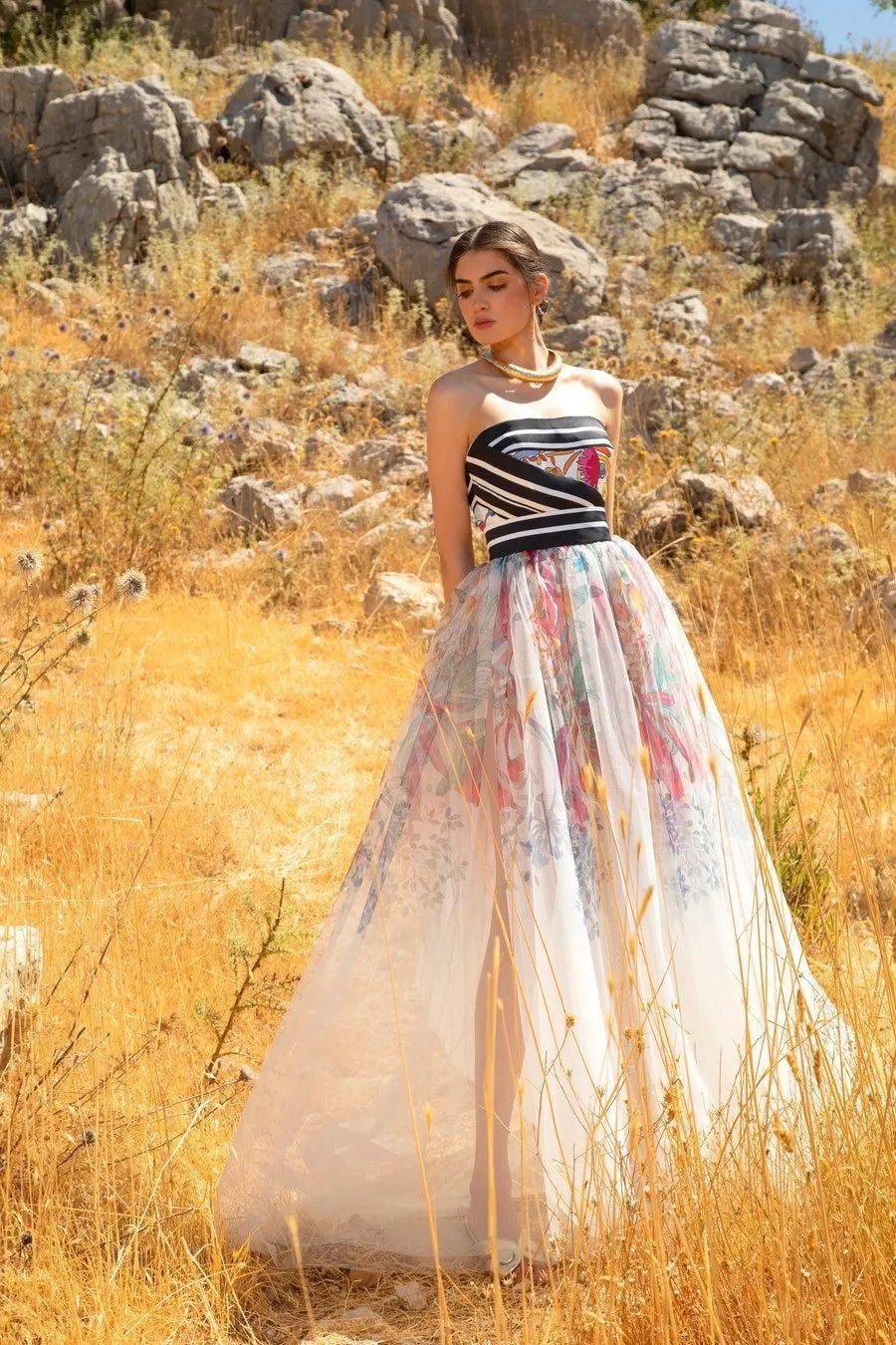 Saab|下凡历劫这么苦,为什么不打扮得再美一些呢?交织着华丽Elie Saab在斜阳下闪烁着光芒