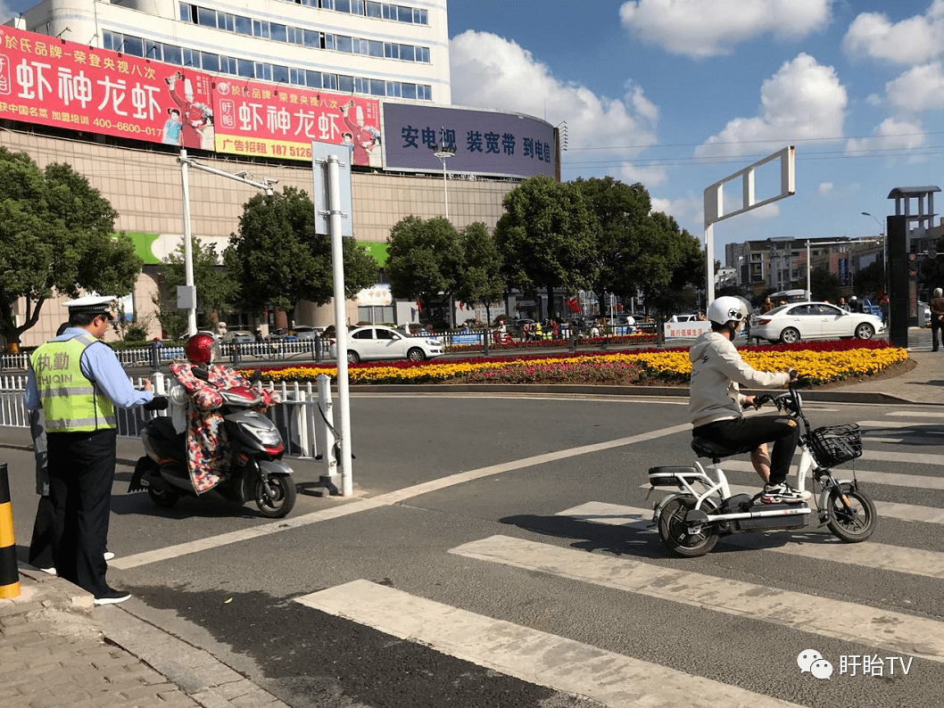 实拍盱眙多个路口查处未戴头盔和违规载人