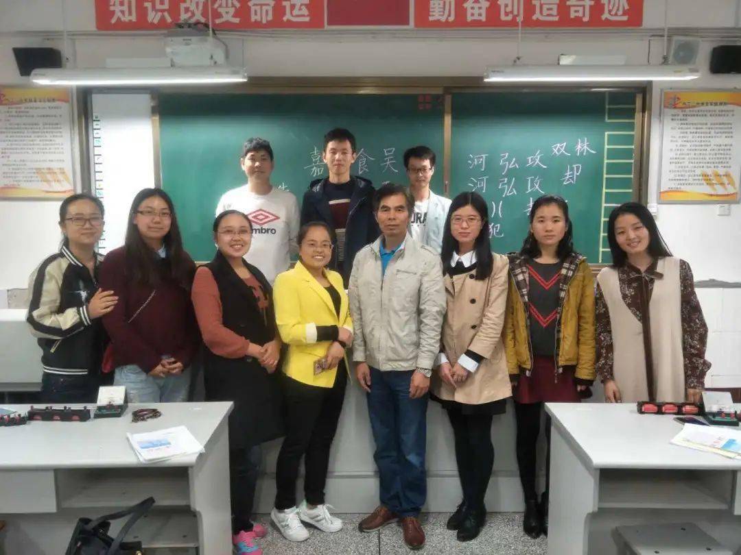 并配备专职书法教师,书写成为每位内江二中学子和老师的必修课,一直