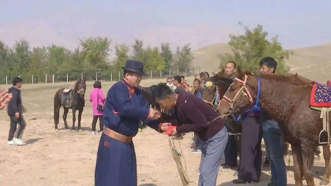 乌拉特前旗白彦花镇举办敖包祭祀活动