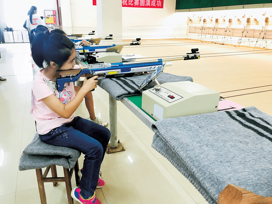 (何晗菲供图)难忘的射击比赛小记者 景行小学总部18(9)班 何晗菲我