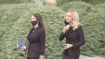 为什么特朗普青睐金发美女助理?