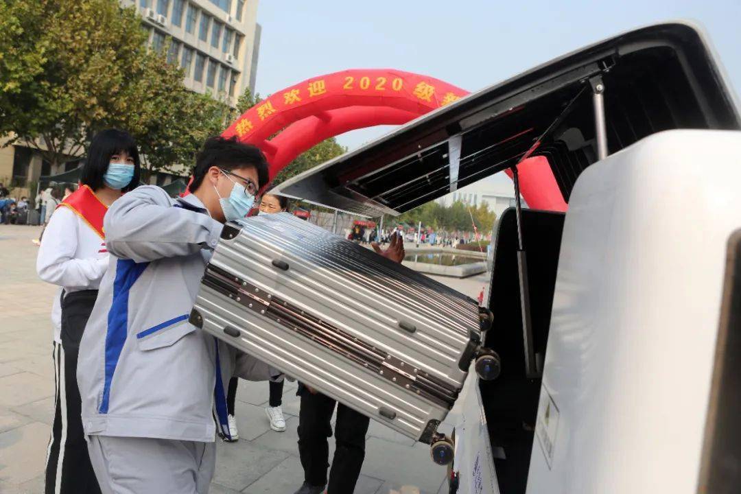 迎新|这所学校迎新充满“科技感”智能无人车帮新生运行李